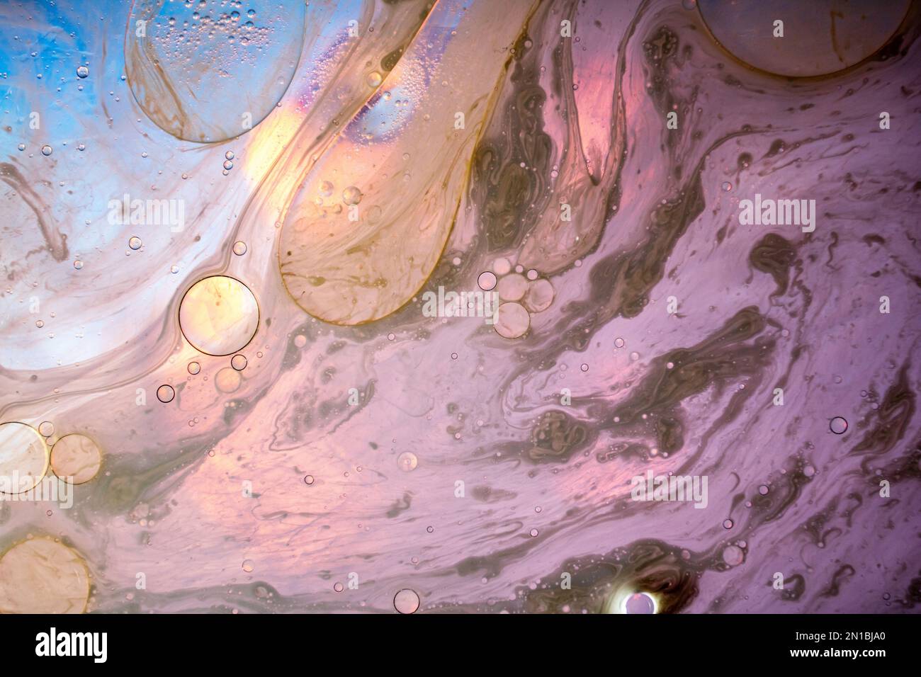Abstrakter, mehrfarbiger, raumfüllender, verschwommener, verlaufender Hintergrund mit Blasen. Stockfoto