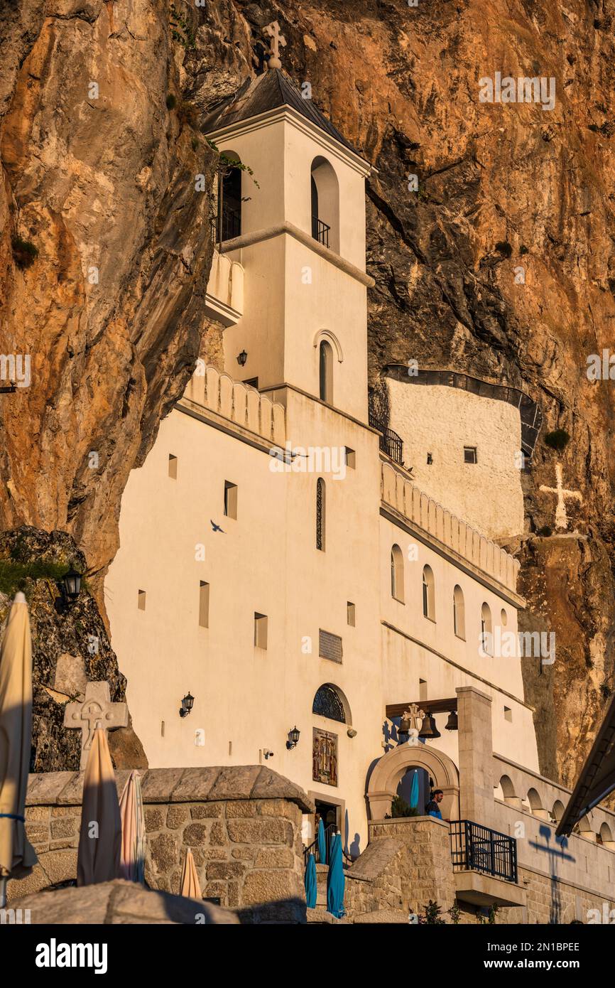 Die obere Kirche des Klosters Ostrog, ein Kloster der serbisch-orthodoxen Kirche, erbaut in der vertikalen Felswand von Ostroška Greda in Montenegro Stockfoto