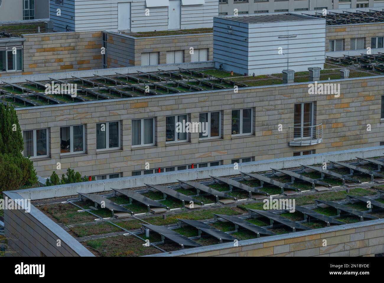 Solarpaneele auf Flachdachbau, umweltfreundliche Energieerzeugung, Energie, Stuttgart, Baden-Württemberg, Süddeutschland Stockfoto