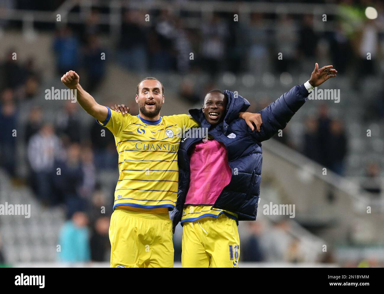 Sheffield Wednesday's Atdhe Nuhiu, left, and Lucas Joao, right, celebrate their victory over Newcastle United at the end of the English League Cup third round soccer match between Newcastle United and Sheffield Wednesday at St James' Park, Newcastle, England, Wednesday, Sept. 23, 2015. (AP Photo/Scott Heppell) Stockfoto