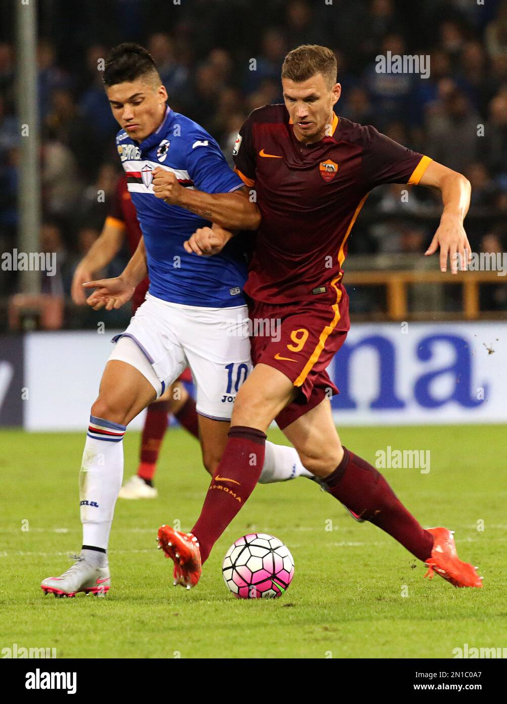 Roma forward Edin Dzeko, right, is tackled by Sampdoria midfielder Carlos Joaquin Correa during a Serie A soccer match between Sampdoria and Roma, in Genoa, Italy, Wednesday, Sept. 23, 2015. (AP Photo/Carlo Baroncini) Stockfoto