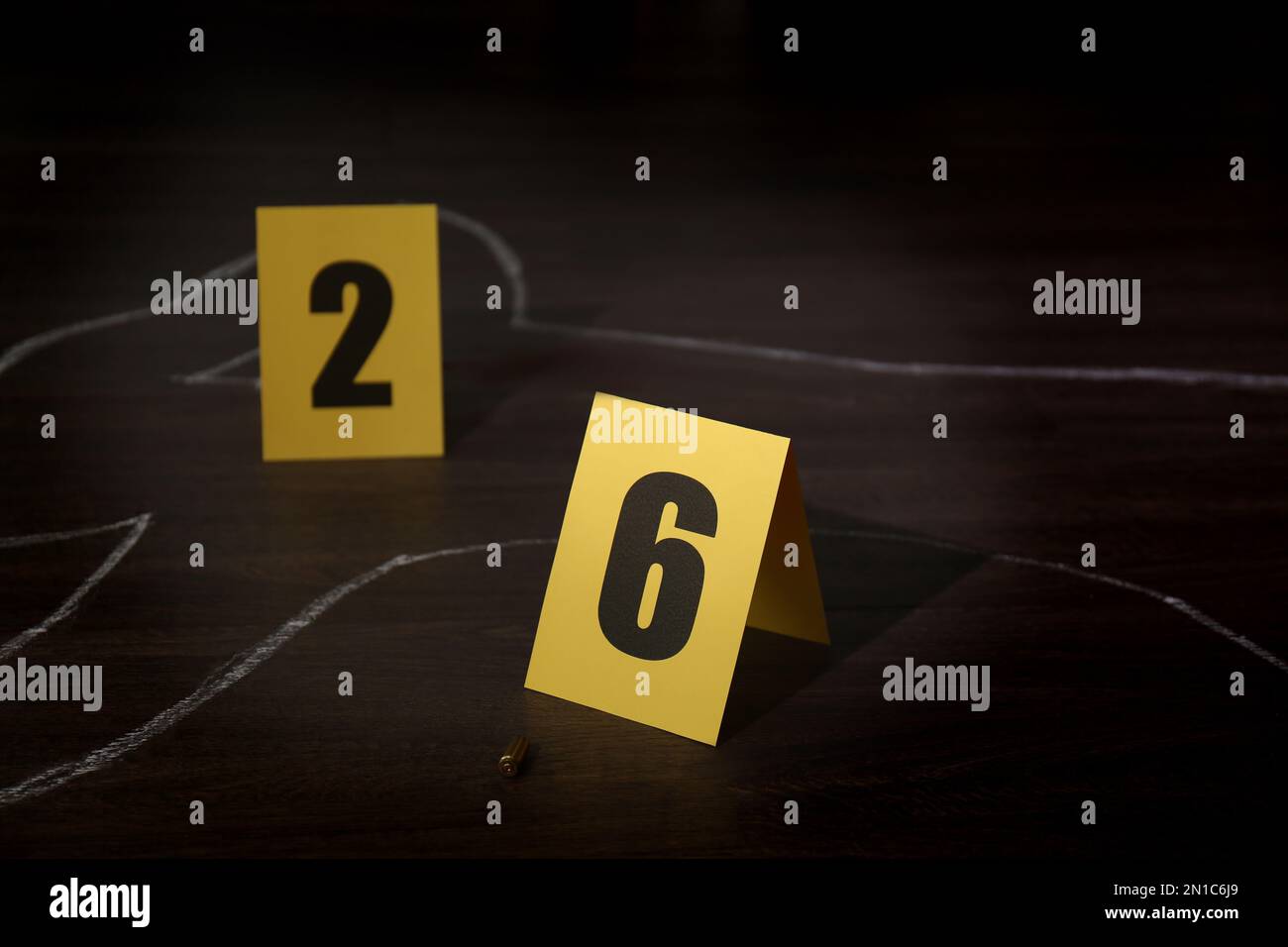 Tatort mit Kreideumriss des menschlichen Körpers, Kugel- und Beweismarkierungen auf Holzboden. Detektivermittlung Stockfoto