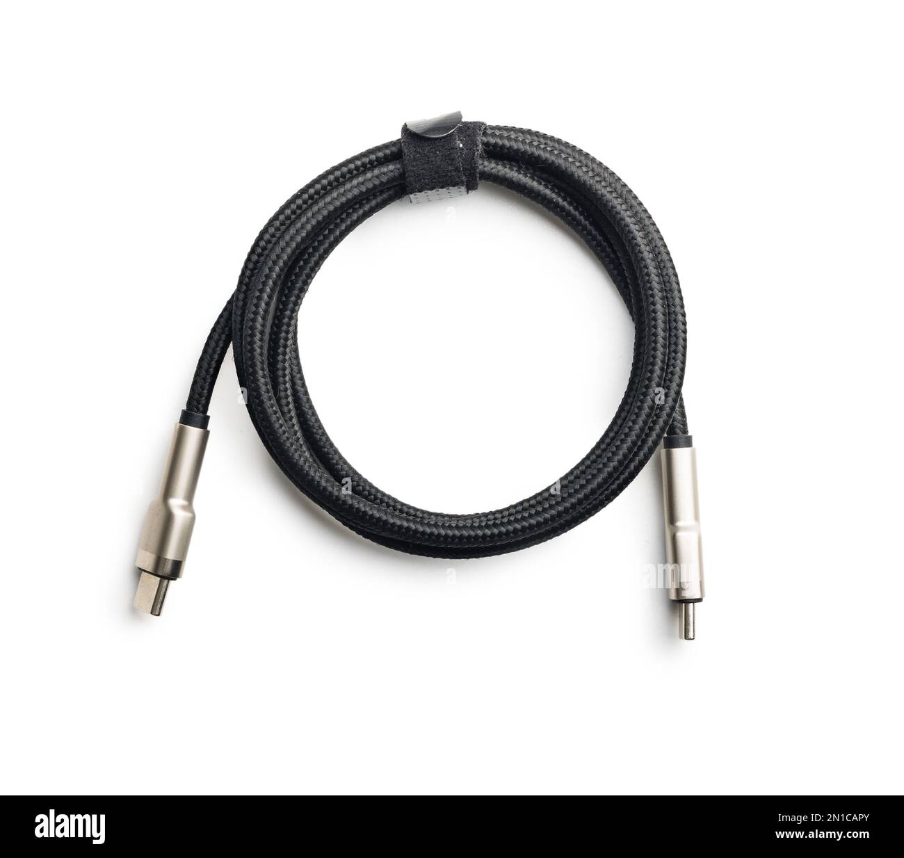 Gewickeltes usb-C-Kabel isoliert auf weißem Hintergrund. Stockfoto