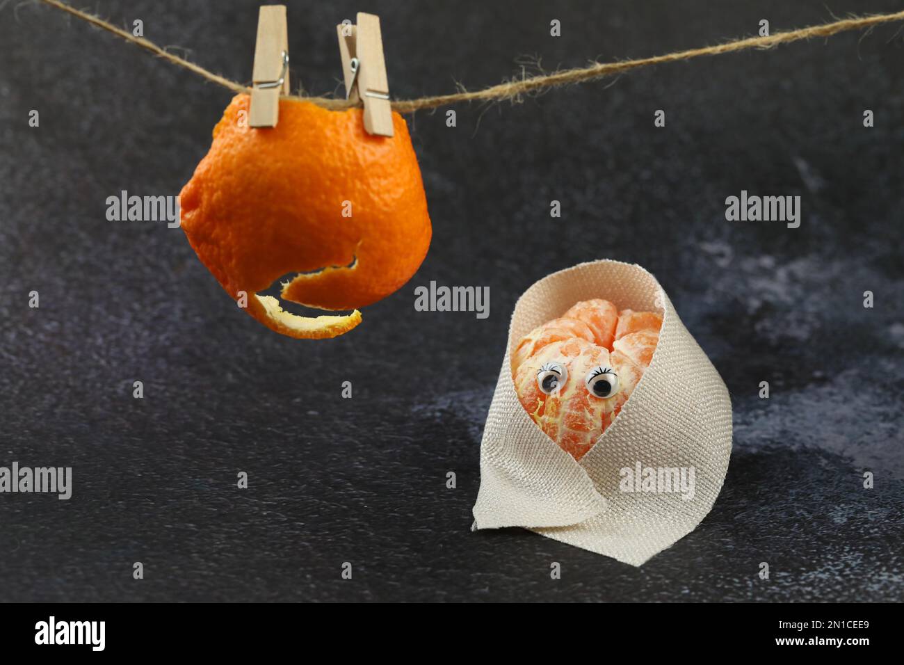 Lustiges Kunstfoto mit geschälter Mandarin Stockfoto