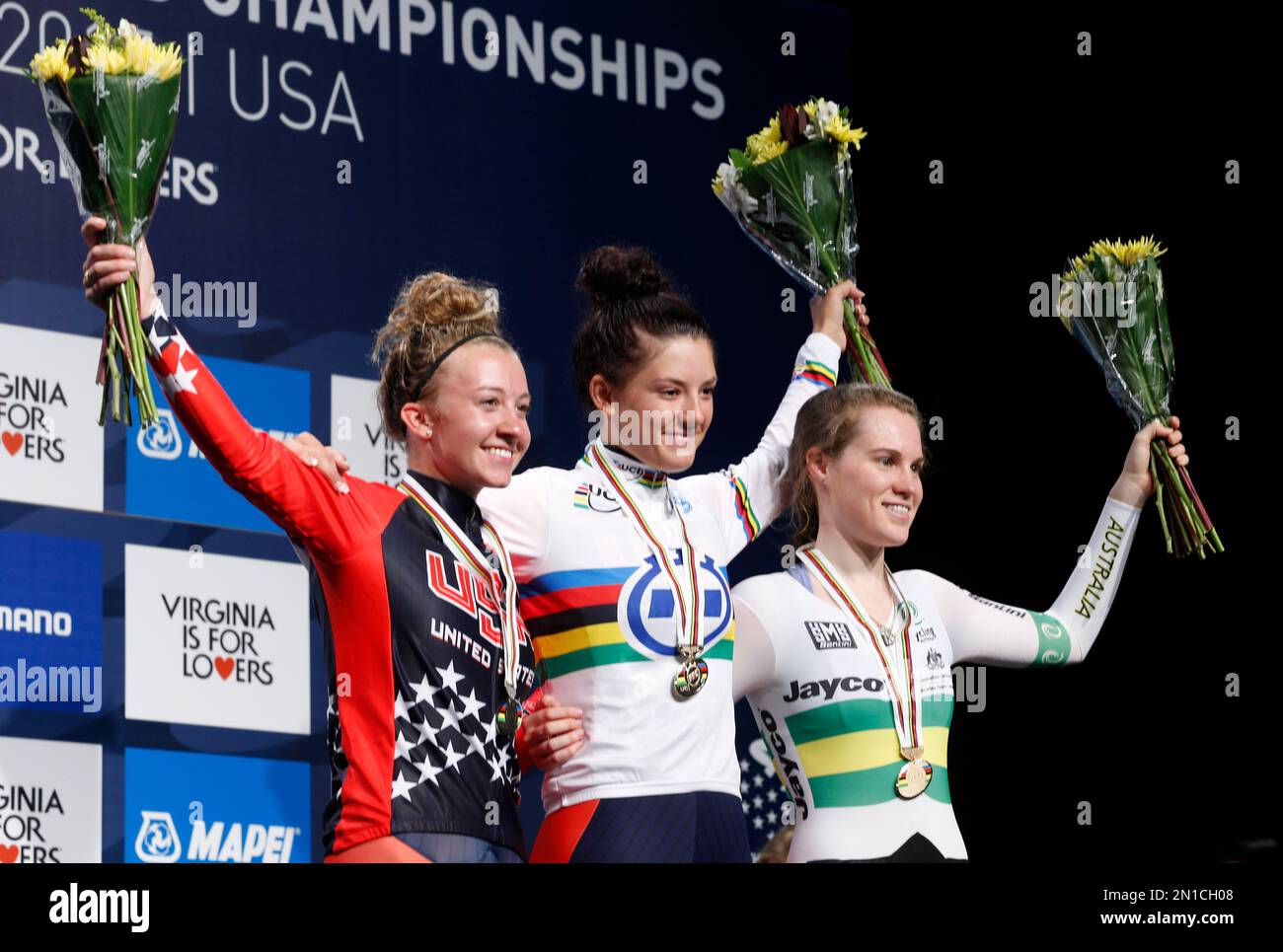 Chloe Dygert, of the United States, center, celebrates her Junior Women's Time Trial win with second place finisher, Emma White, left, of the US and third place finisher, Anna-Leeza Hull, of Australia, right, after the Women's Time Trials for the UCI Road World Championships in Richmond, Va., Monday, Sept. 21, 2015. (AP Photo/Steve Helber) Stockfoto