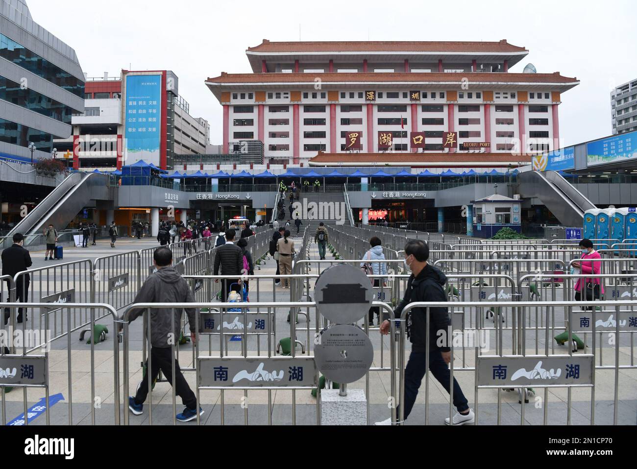 (230206) -- SHENZHEN, 6. Februar 2023 (Xinhua) -- Passagiere starten nach Hongkong am Lo Wu Kontrollpunkt in Shenzhen, südchinesische Provinz Guangdong, 6. Februar 2023. Das chinesische Festland nahm ab Montag die normale Reise mit den Sonderverwaltungsregionen Hongkong und Macau (SARS) wieder auf, was der wirtschaftlichen Entwicklung der beiden Regionen einen starken Impuls geben dürfte.ab Montag ist der Kontrollpunkt Lo Wu, Der Kontrollpunkt Lok Ma Chau/Huanggang und der Kontrollpunkt Heung Yuen Wai/Liantang haben sich geöffnet und damit die volle Wiederaufnahme des Betriebs aller sieben Landgrenzen (Kont Stockfoto