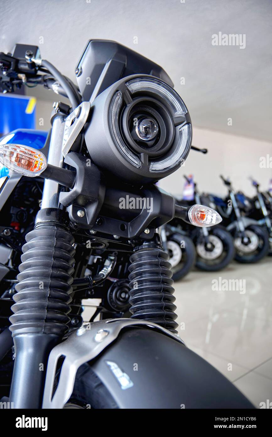 Lima, Peru 2023. Shop Yamaha, FZX Connected Motorrad ist im Yamaha Shop ausgestellt Stockfoto