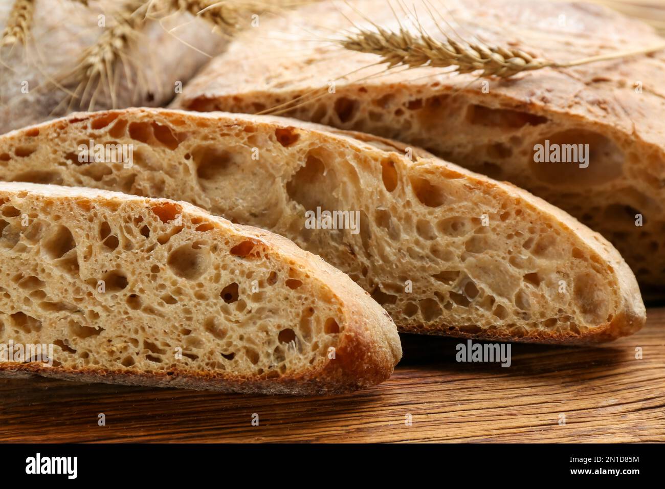 Leckeres, frisch gebackenes Brot auf einem Holztisch, Nahaufnahme Stockfoto