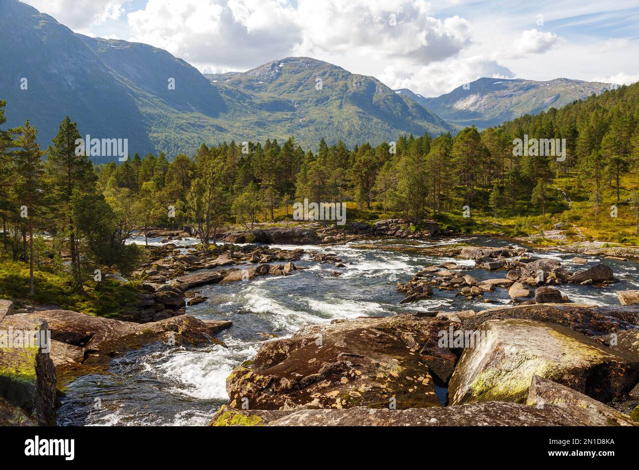 Der Fluss vom Wasserfall Likholefossen in der Gemeinde Gaular, Norwegen Stockfoto