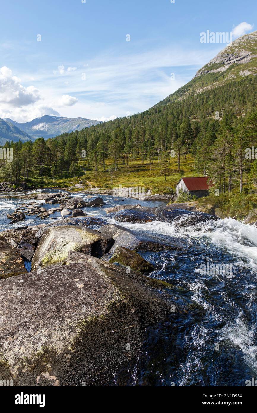 Der Fluss vom Wasserfall Likholefossen in der Gemeinde Gaular, Norwegen Stockfoto