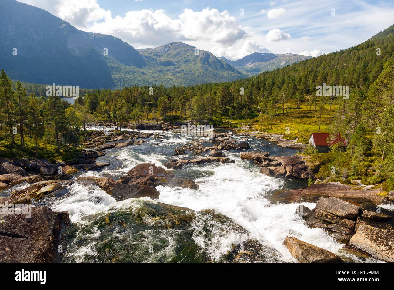 Der Fluss vom Wasserfall Likholefossen in der Gemeinde Gaular, Norwegen Stockfoto