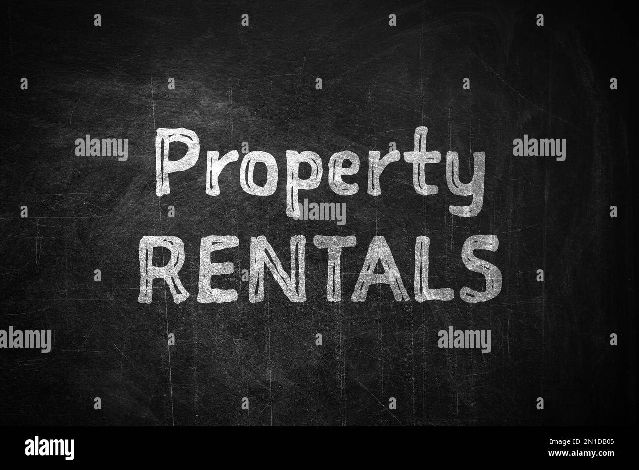Text Property Rentals steht auf schwarzer Tafel Stockfoto