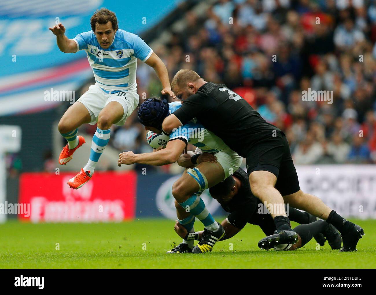 Argentina's Guido Petti Pagadizabal is tackled by New Zealand's Owen Franks, right, during the Rugby World Cup Pool C match between New Zealand and Argentina at Wembley Stadium, London, Sunday, Sept. 20, 2015. (AP Photo/Frank Augstein) Stockfoto
