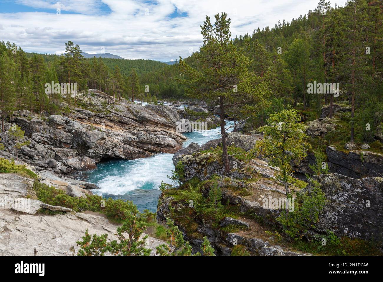 Der Fluss vom Wasserfall Likholefossen in der Gemeinde Gaular, Norwegen Stockfoto