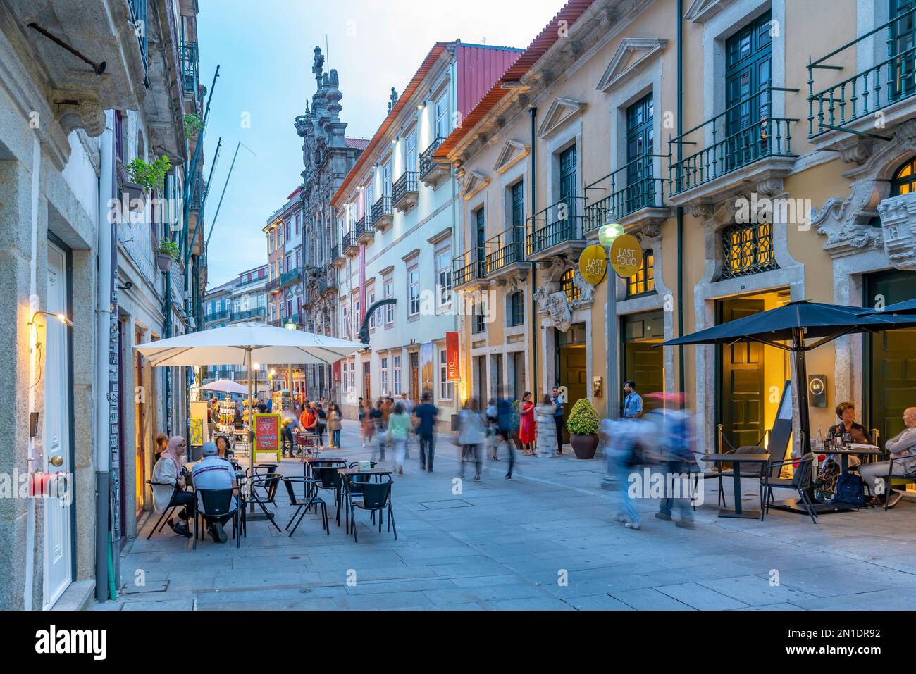 Blick auf die geschäftige Straße mit Cafés und Bars in der Altstadt von Porto in der Abenddämmerung, Porto, Norte, Portugal, Europa Stockfoto