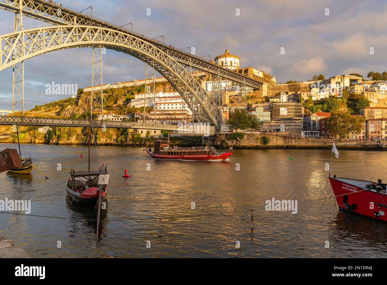 Blick auf Boote, Dom Luis I Brücke, UNESCO-Weltkulturerbe, Douro Fluss bei Sonnenuntergang, Porto, Norte, Portugal, Europa Stockfoto