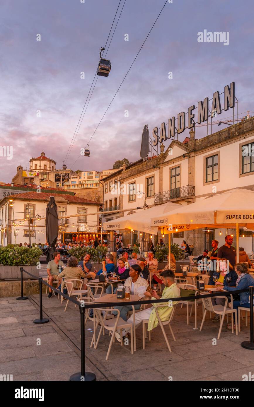 Blick auf das Sandeman Weingut (Portweinkeller) und Restaurant bei Sonnenuntergang, Vila Nova de Gaia, Porto, Norte, Portugal, Europa Stockfoto