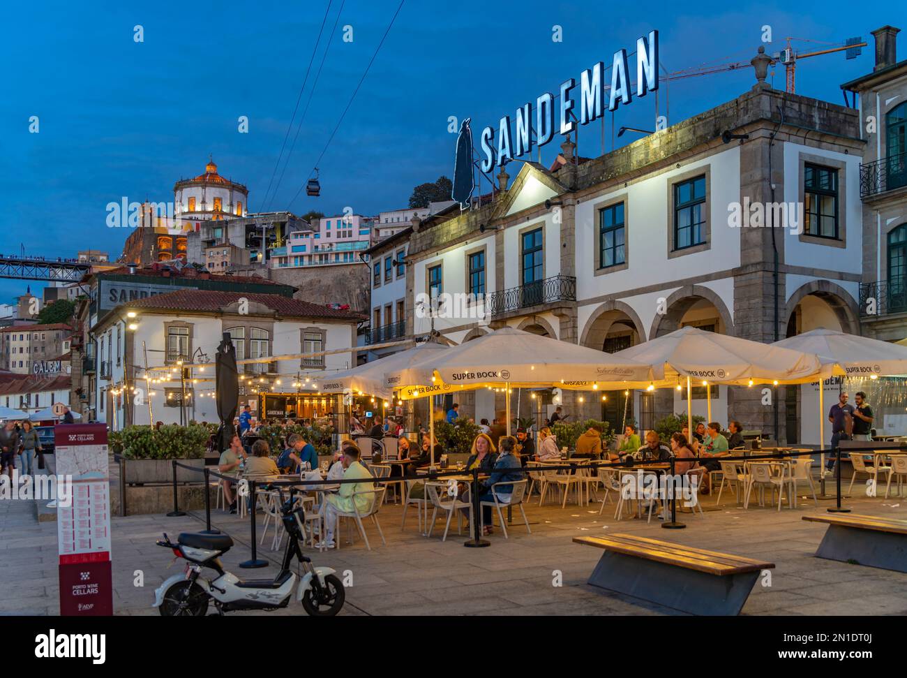 Blick auf die Sandeman Weinkellerei (Portwein) und Restaurant in der Abenddämmerung, Vila Nova de Gaia, Porto, Norte, Portugal, Europa Stockfoto