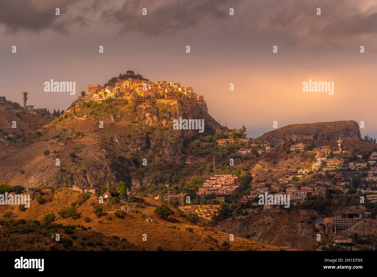 Blick auf die auf einem Hügel gelegene Stadt Castelmola bei Sonnenuntergang, Provinz Messina, Sizilien, Italien, Mittelmeer, Europa Stockfoto