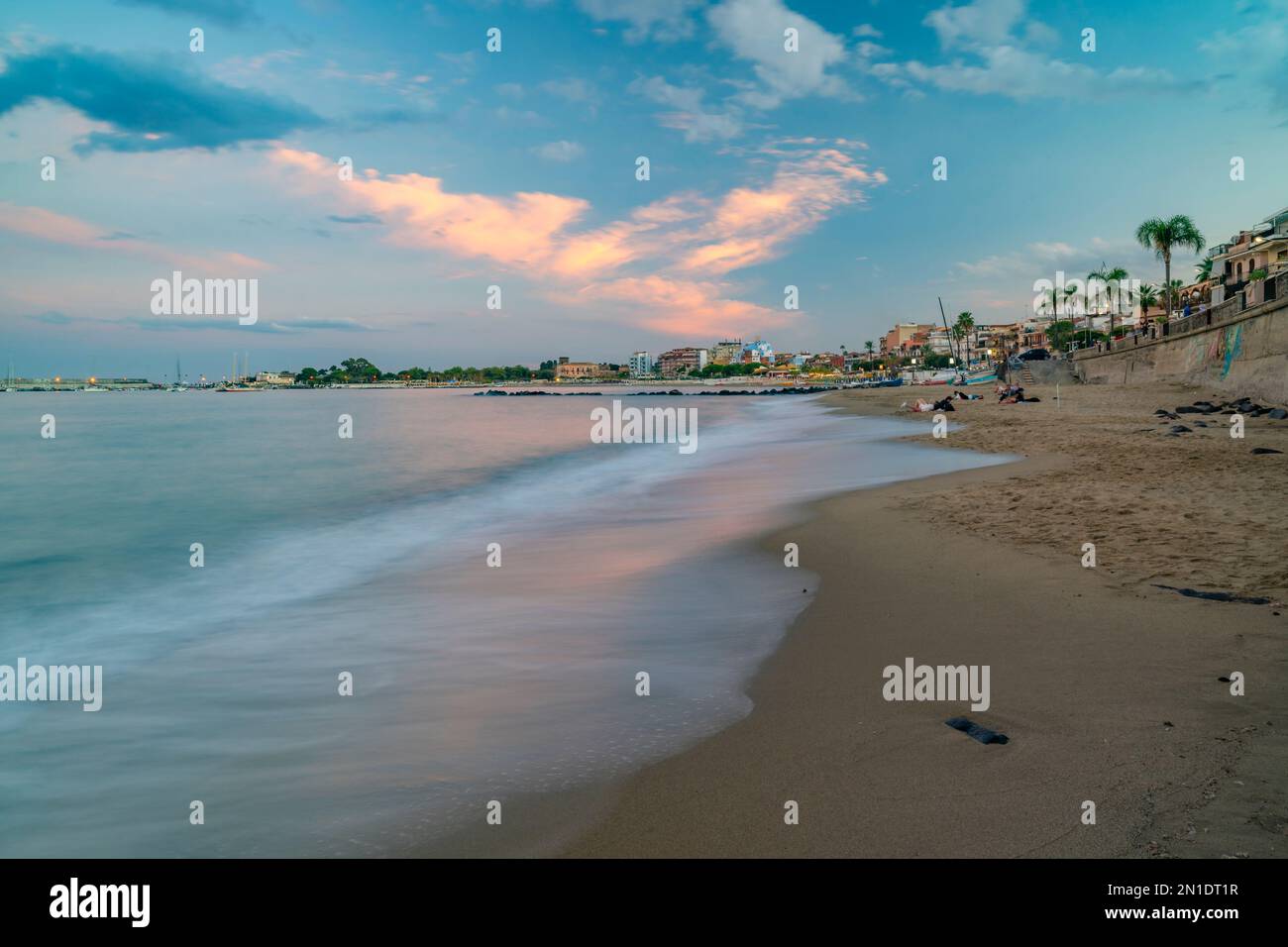 Blick auf den Strand Giardini-Naxos und die Bucht Giardini-Naxos bei Sonnenuntergang, Provinz Messina, Sizilien, Italien, Mittelmeer, Europa Stockfoto