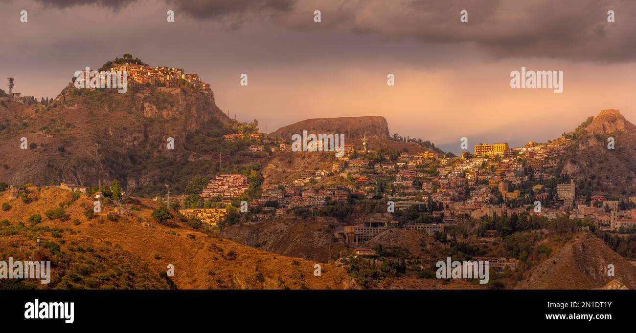 Blick auf die auf Hügeln gelegenen Städte Castelmola und Taormina bei Sonnenuntergang, Provinz Messina, Sizilien, Italien, Mittelmeer, Europa Stockfoto