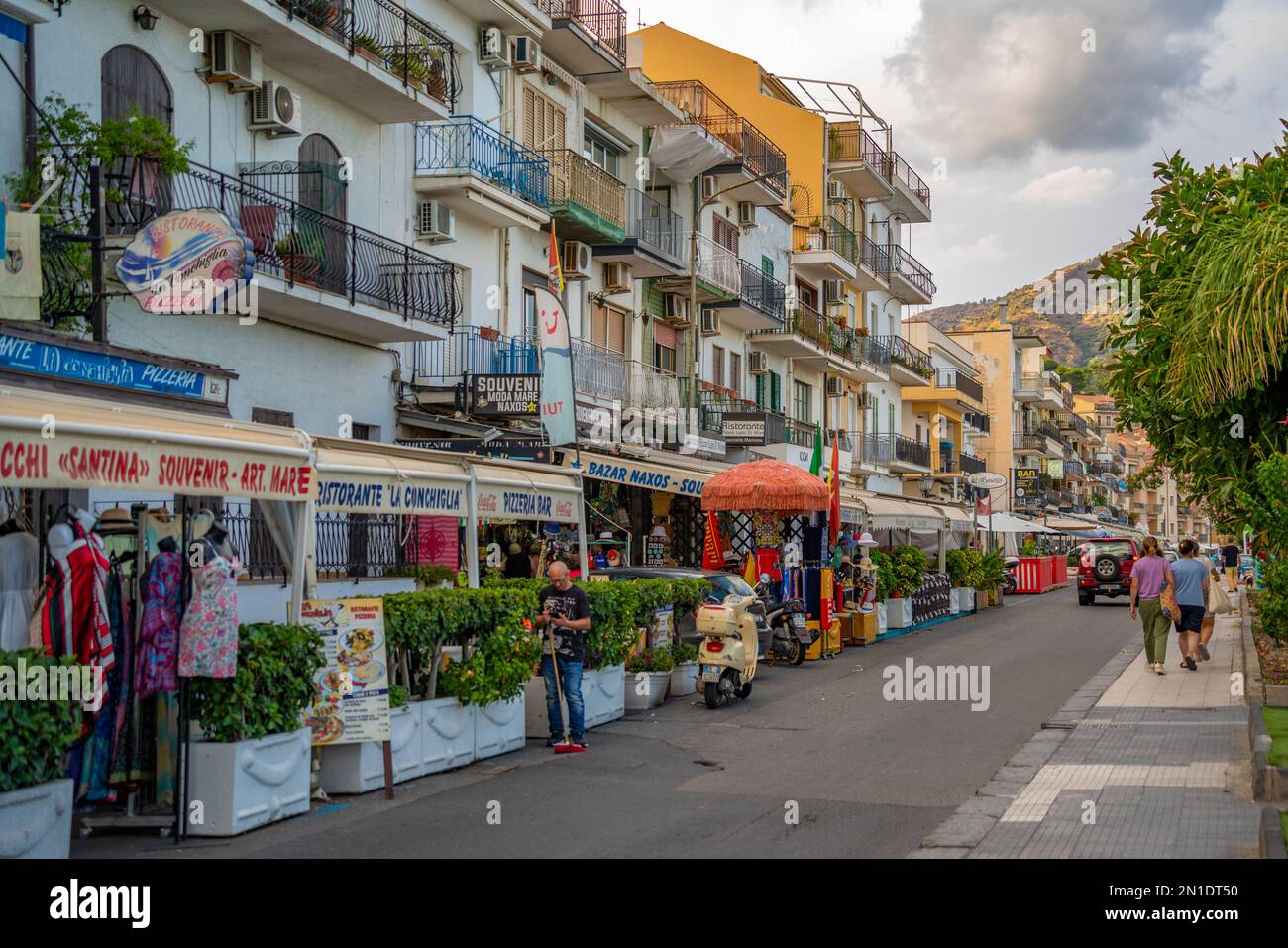 Blick auf Restaurants und Cafés in Giardini-Naxos, Provinz Messina, Sizilien, Italien, Mittelmeer, Europa Stockfoto