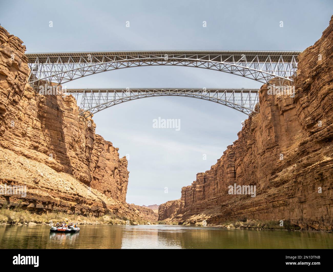 Navajo Bridges vom Colorado River aus gesehen, Grand Canyon Nationalpark, UNESCO-Weltkulturerbe, Arizona, Vereinigte Staaten von Amerika Stockfoto
