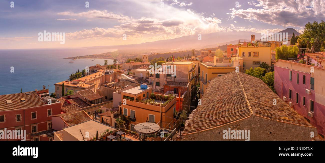 Blick auf Taomina und den entfernten Ätna bei Sonnenuntergang, Taormina, Sizilien, Italien, Mittelmeer, Europa Stockfoto