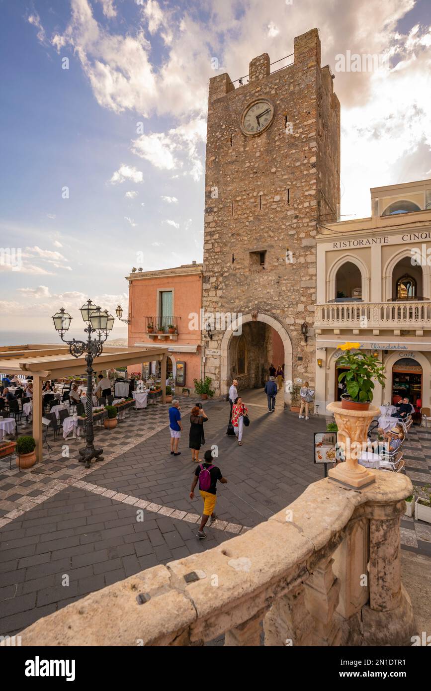 Blick auf Torre dell'Orologio e Porta di Mezzo und die belebte Straße in Taormina, Taormina, Sizilien, Italien, Mittelmeer, Europa Stockfoto