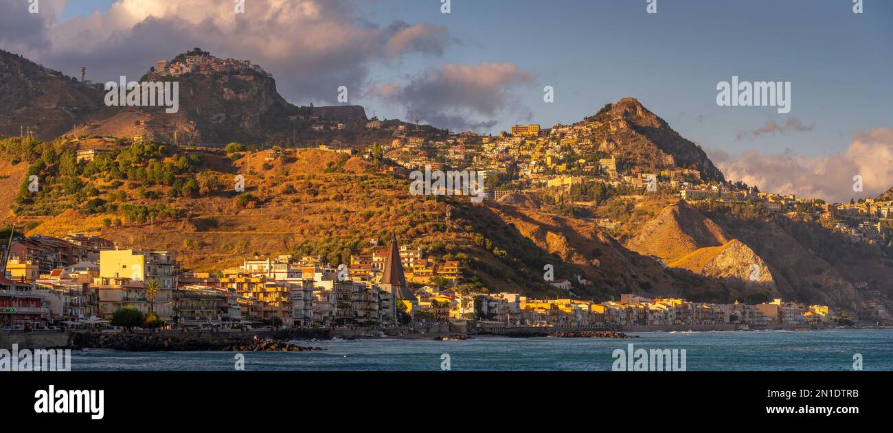 Blick auf Castelmola, Taormina und Giardini Naxos vom Strand Giardini Naxos, Sizilien, Italien, Mittelmeer, Europa Stockfoto