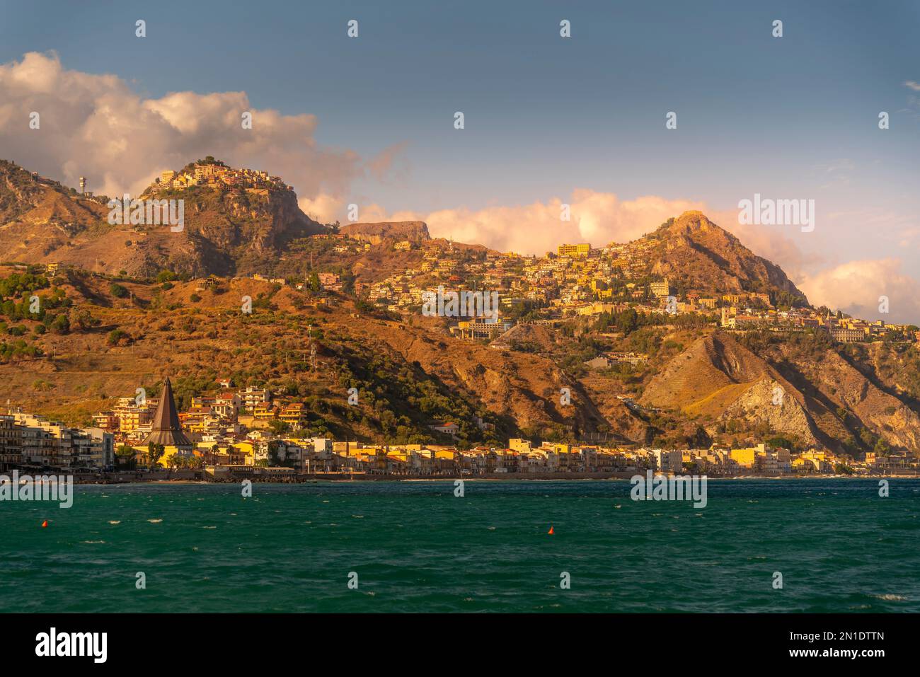 Blick auf Castelmola, Taormina und Giardini Naxos vom Strand Giardini Naxos, Sizilien, Italien, Mittelmeer, Europa Stockfoto