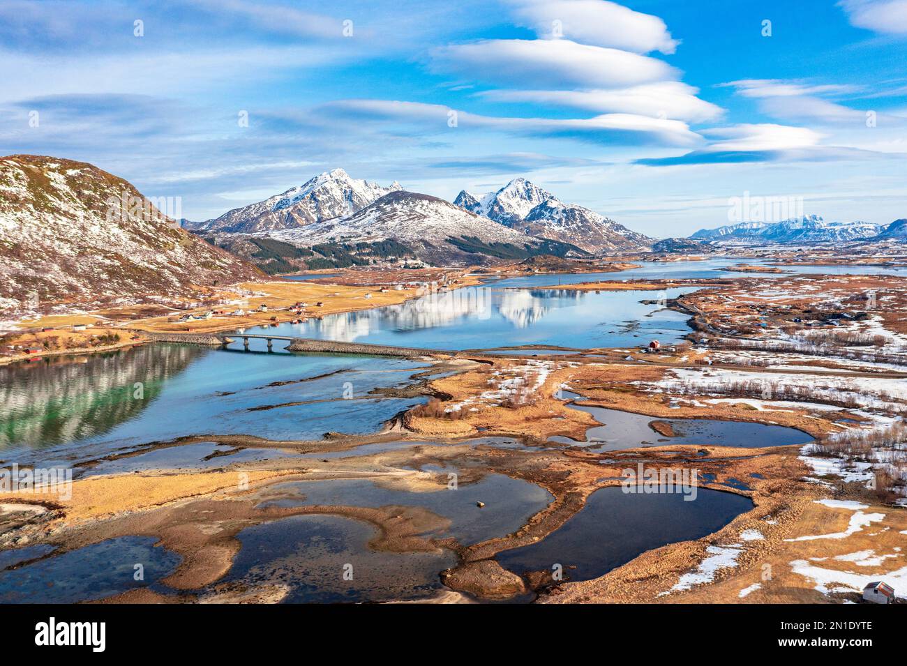 Luftaufnahme von Bergen im Meer, Leknes, Nordland, Lofoten, Norwegen, Skandinavien, Europa Stockfoto