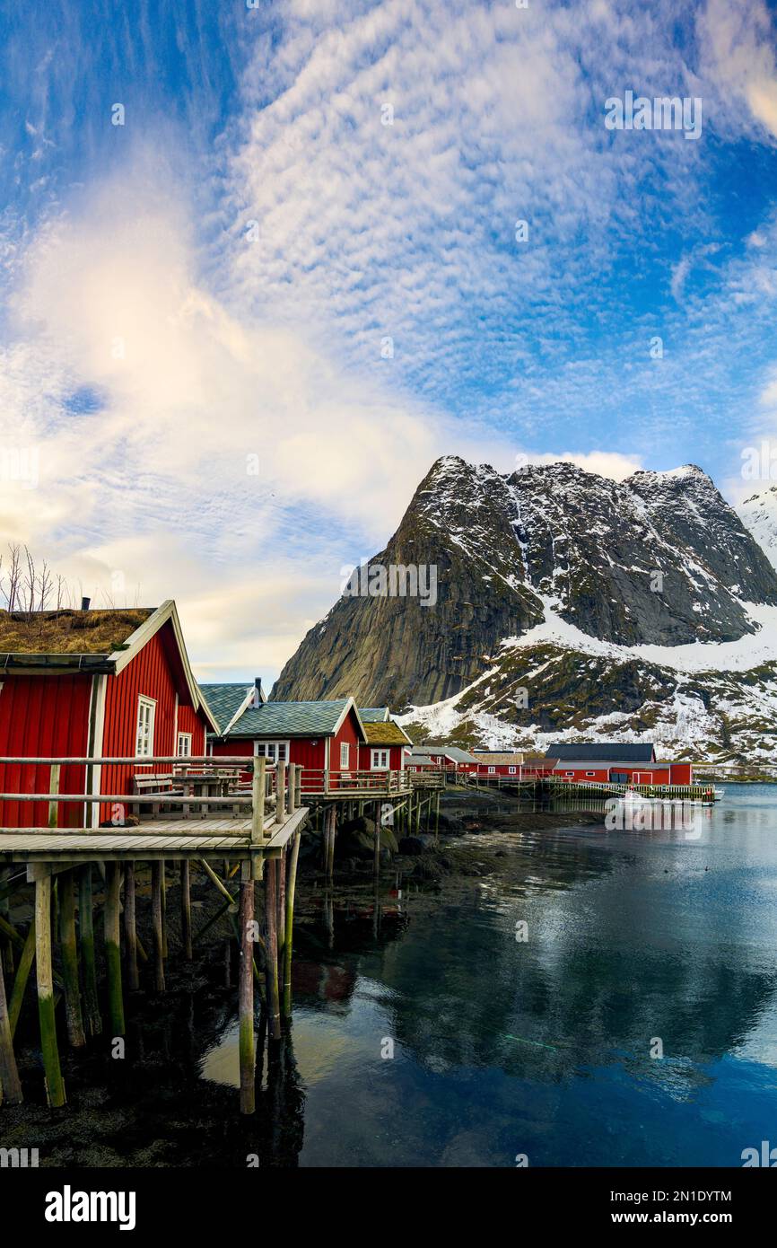 Pfahlbauten mit Grasdach im kleinen Hafen von reine, Lofoten-Inseln, Nordland County, Norwegen, Skandinavien, Europa Stockfoto