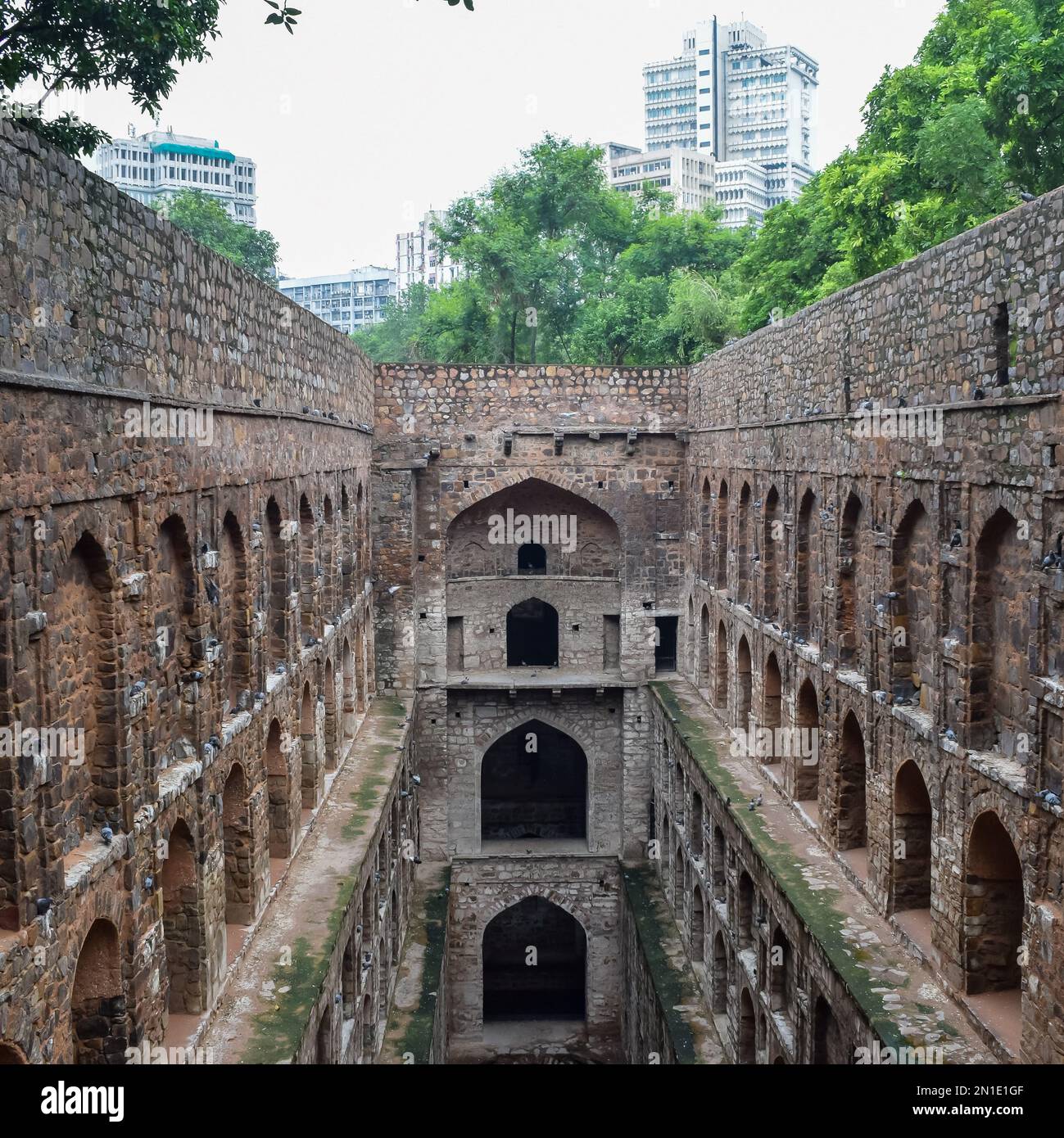 Agrasen Ki Baoli (Step Well) in der Mitte von Connaught platziert New Delhi Indien, Alte Antike Archäologie Bau Stockfoto