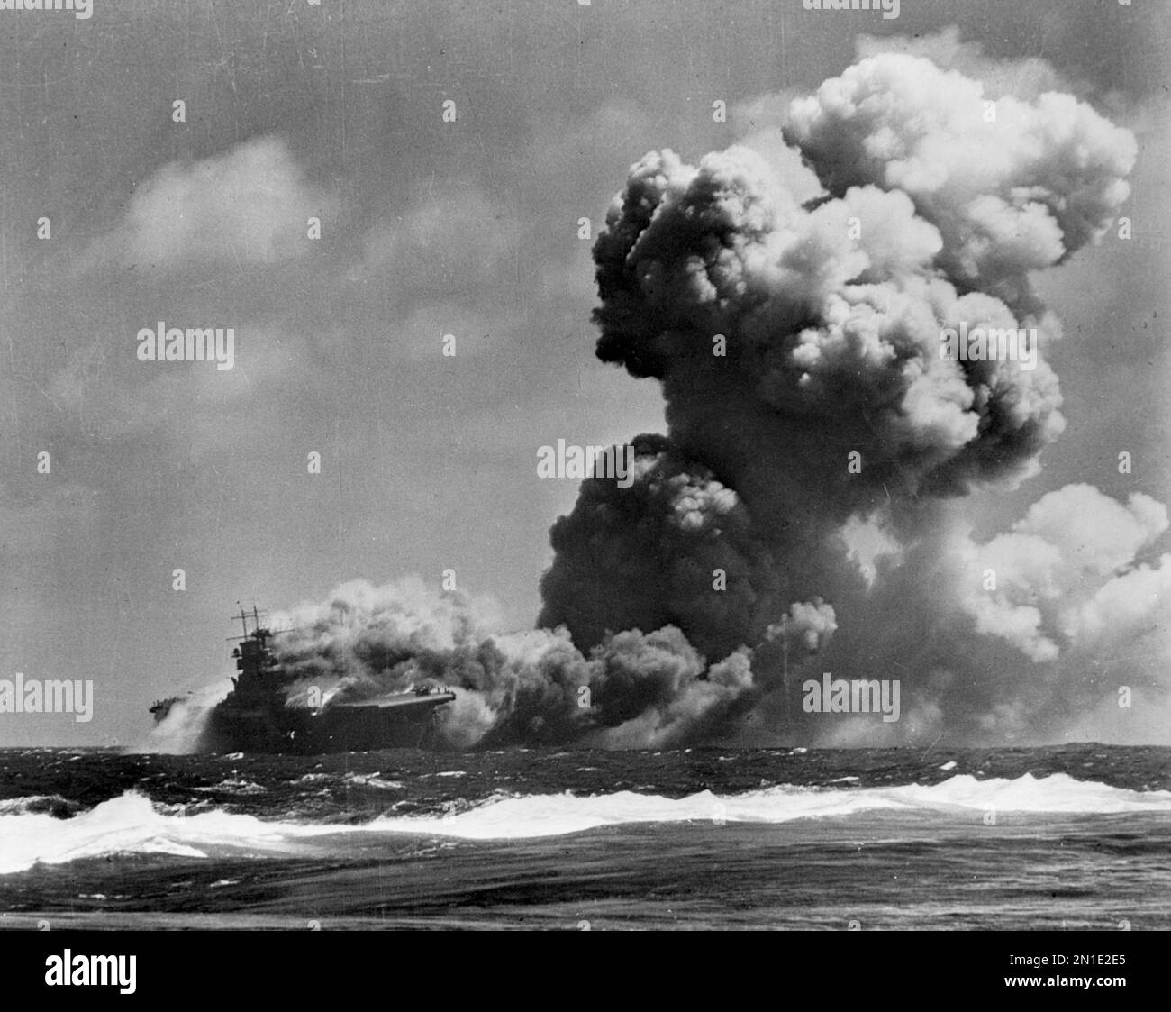 GUADALCANAL, SALOMONEN - 15. September 1942 - die USS Wasp ( CV-7 ) brannte und listete, nachdem sie vom japanischen U-Boot I-19 torpediert wurde, o Stockfoto