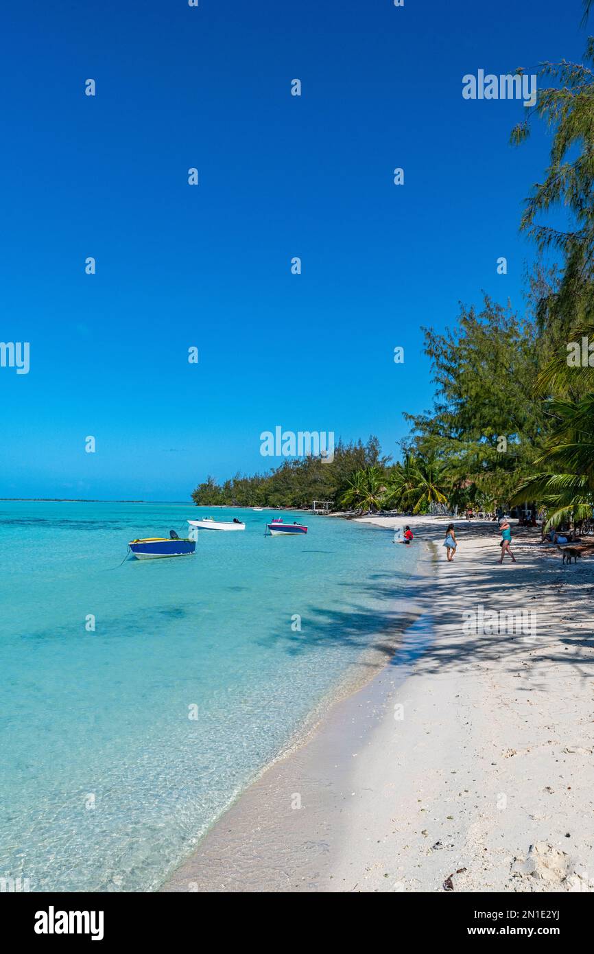 Weißer Sandstrand, Anaa-Atoll, Tuamotu-Archipel, Französisch-Polynesien, Südpazifik, Pazifik Stockfoto