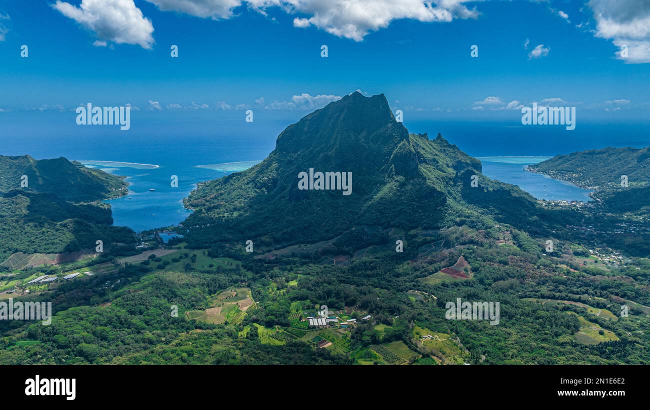 Luftlinie der Buchten von Moorea (Mo'orea), Gesellschaftsinseln, Französisch-Polynesien, Südpazifik, Pazifik Stockfoto