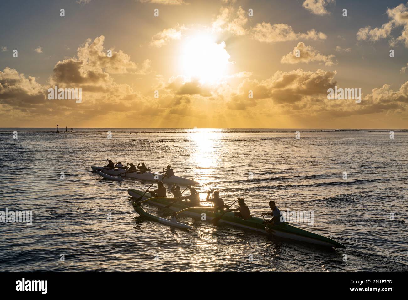 Ruderwettbewerb bei Sonnenuntergang, Rurutu, Australinseln, Französisch-Polynesien, Südpazifik, Pazifik Stockfoto