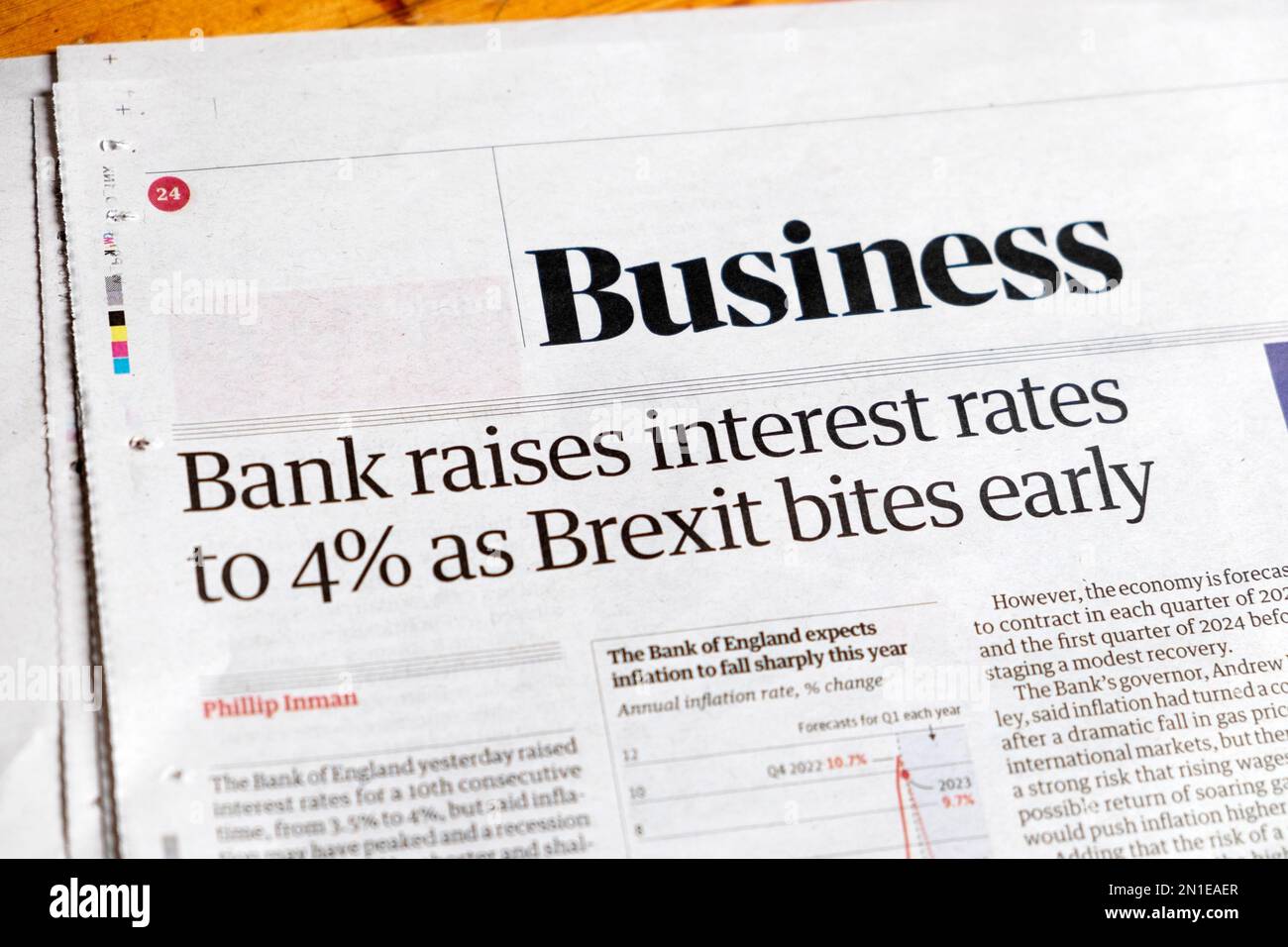„Die Bank erhöht die Zinssätze auf 4 %, da der Brexit frühzeitig beißt“, Schlagzeile der Zeitung Guardian, Business Section, Artikel der Bank of England, Februar 2023, London UK Stockfoto