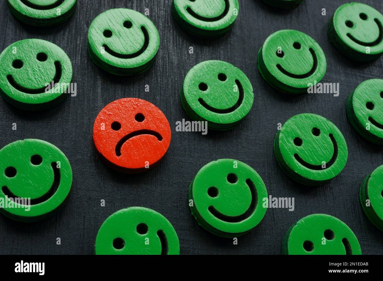 Fröhliche Smileys und ein trauriger. Kundenerfahrung und -Zufriedenheit. Stockfoto