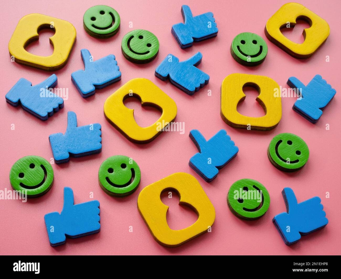 Smileys wie Symbole und neue Abonnenten als Konzept sozialer Medien. Stockfoto