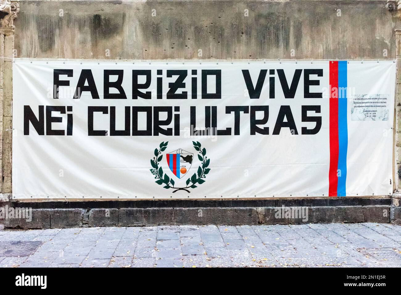 Eine Gedenkstätte für ein Mitglied der Ultras (fanatische und oft gewalttätige Fußballfans) in Catania, Sizilien, Italien Stockfoto