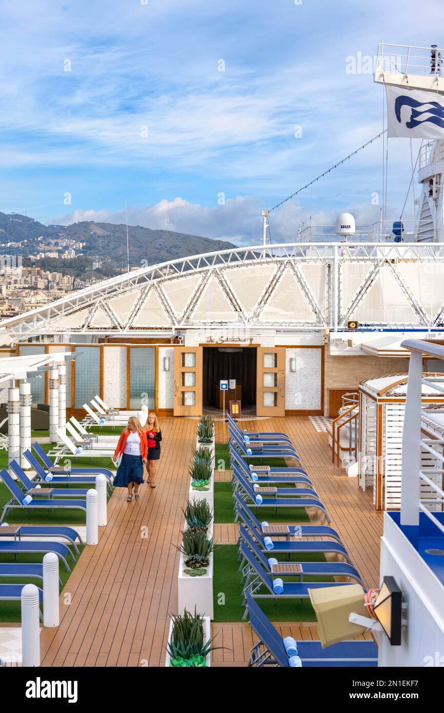 Regal Princess Kreuzfahrtschiff, Spa-Deck mit dem Schutzgebiet, angelegt im Hafen von Messina, Sizilien - November 2022 Stockfoto