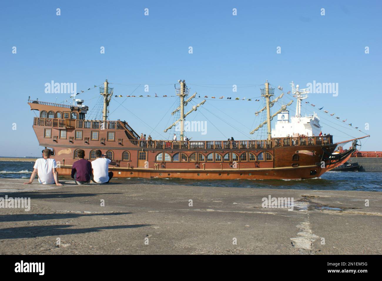 Piratenschiff aus Holz am Hafen des Seebandes Stockfoto