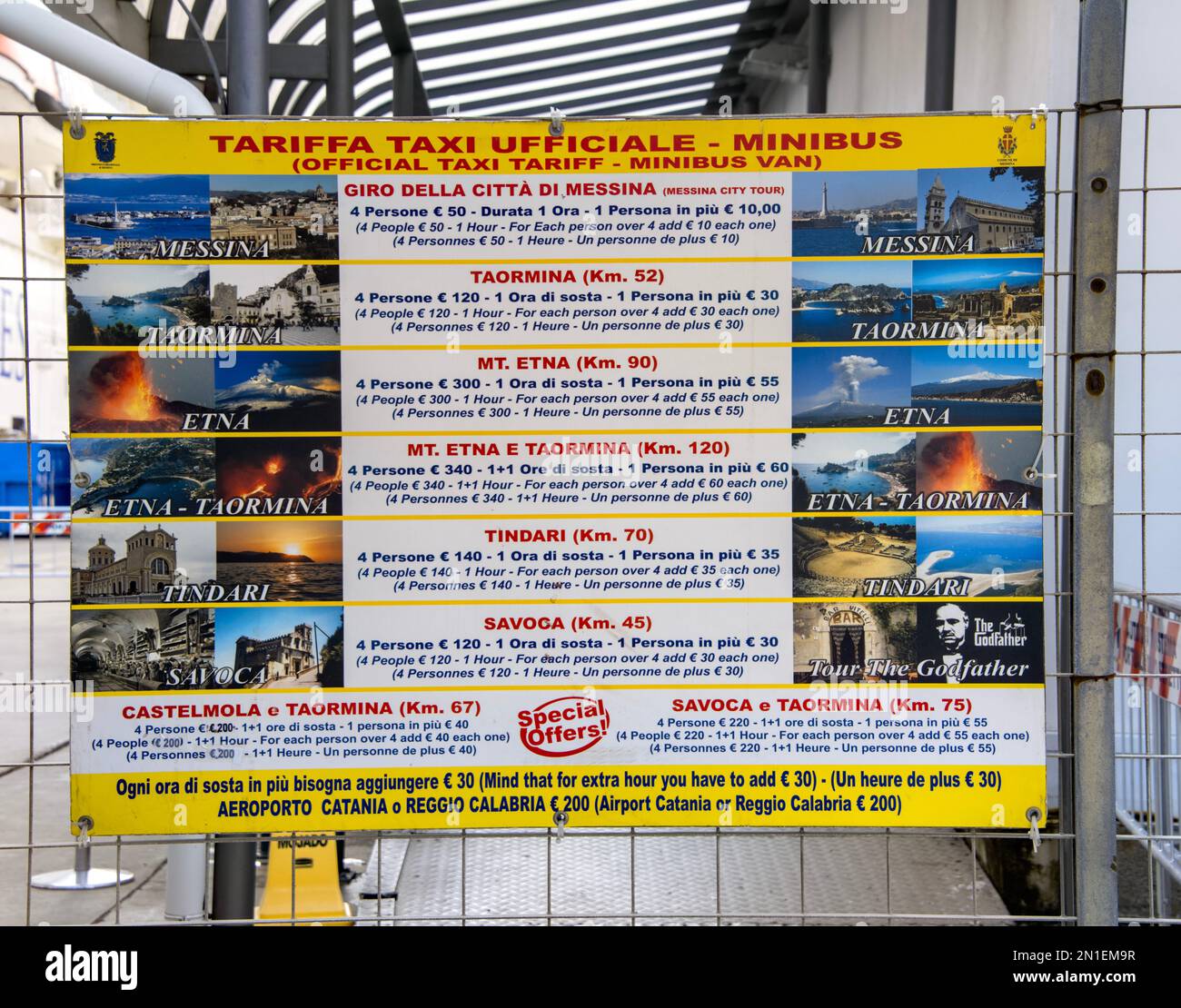 Offizieller Taxitarif für Touristen, die verschiedene Ziele im Hafen von Messina, Sizilien, Italien, anzeigen Stockfoto