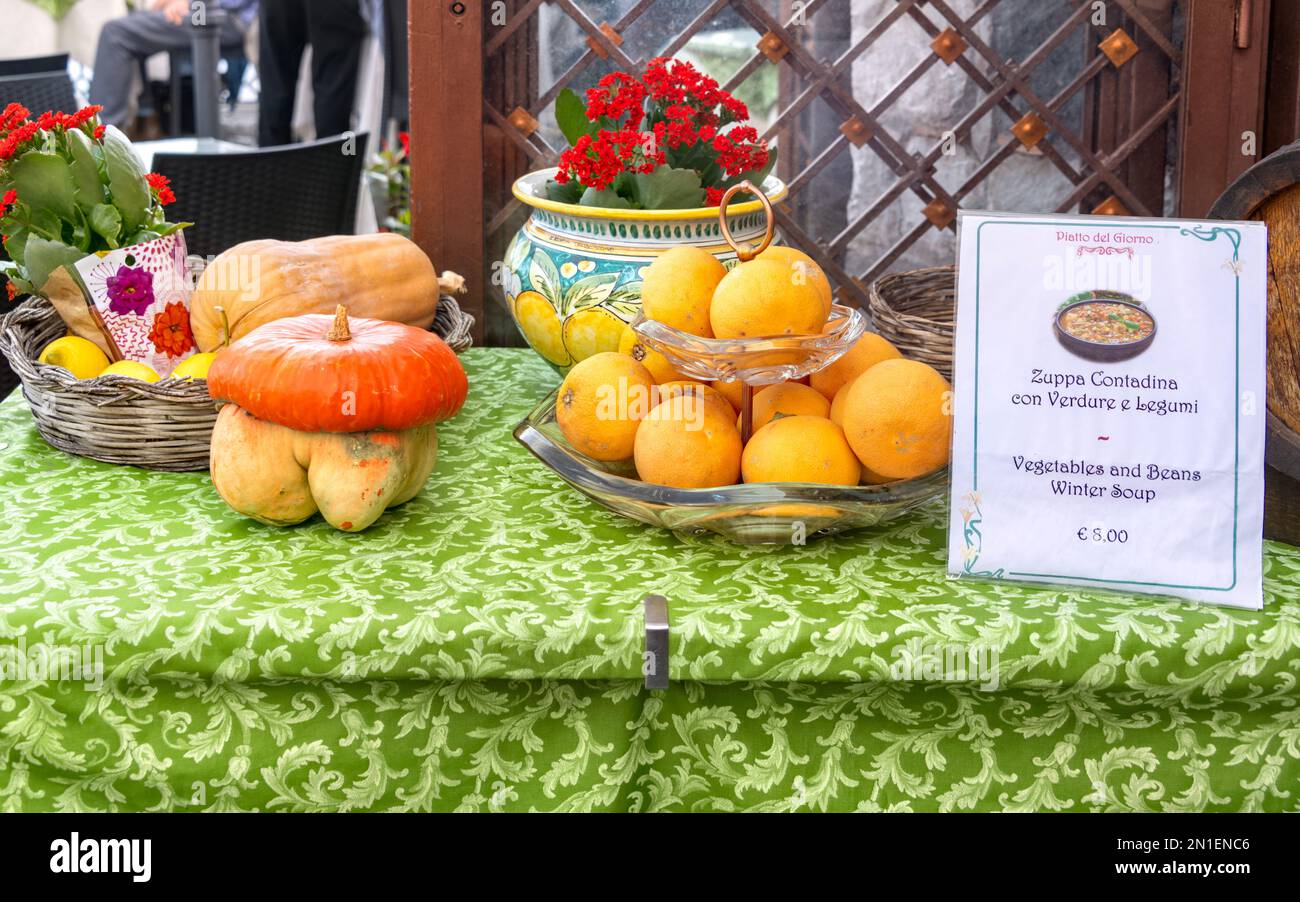 Castelmola-Menü vor dem Piatto del Giorno mit Gemüse und Bohnen, Wintersuppe, Obst und Gemüse mit Hintern-Riesenkürbis Stockfoto