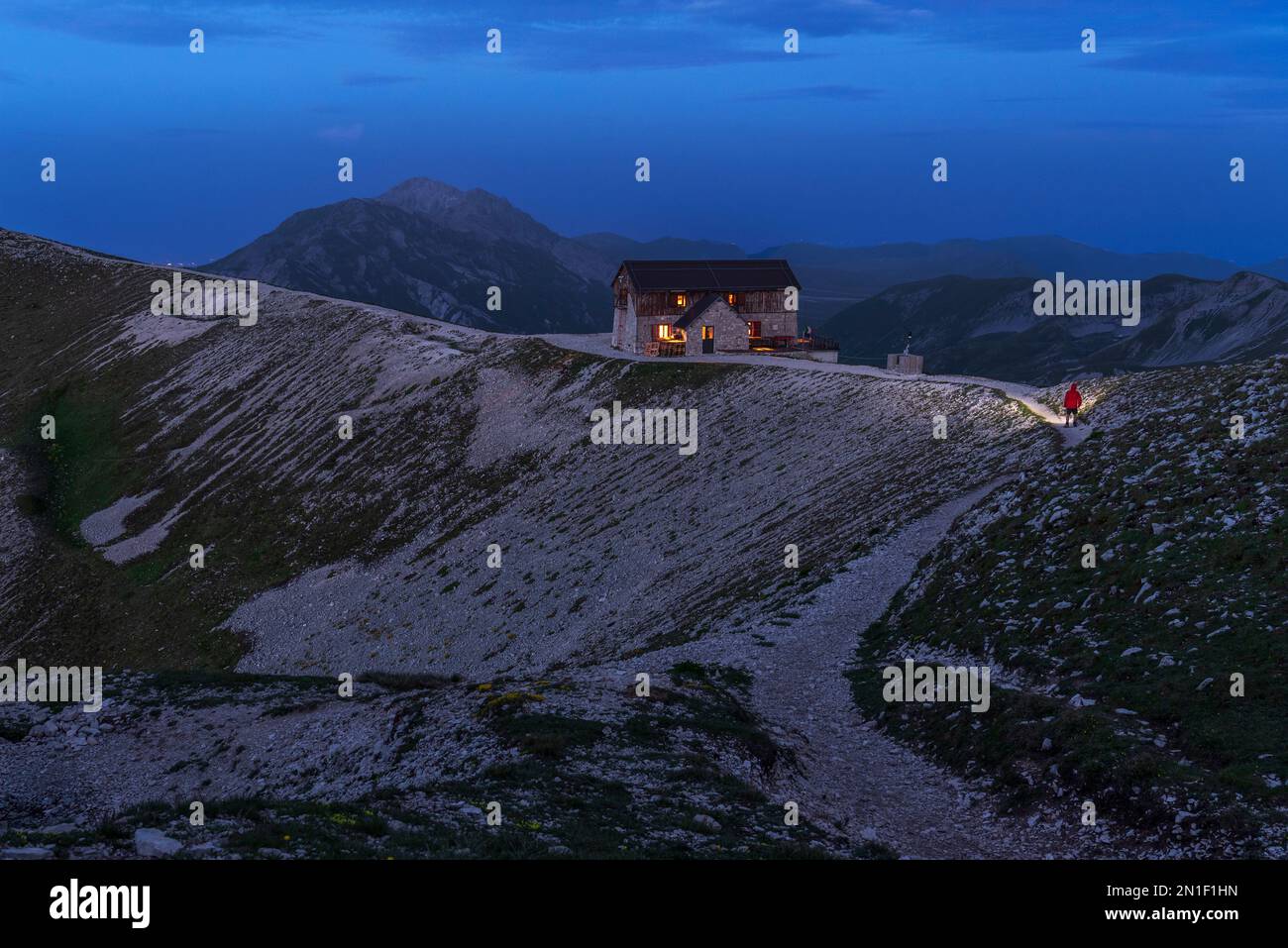 Berghütte auf den Bergen des Gran Sasso Nationalparks in der Dämmerung, Campo Imperatore, Apennines, Abruzzen, Italien, Europa Stockfoto
