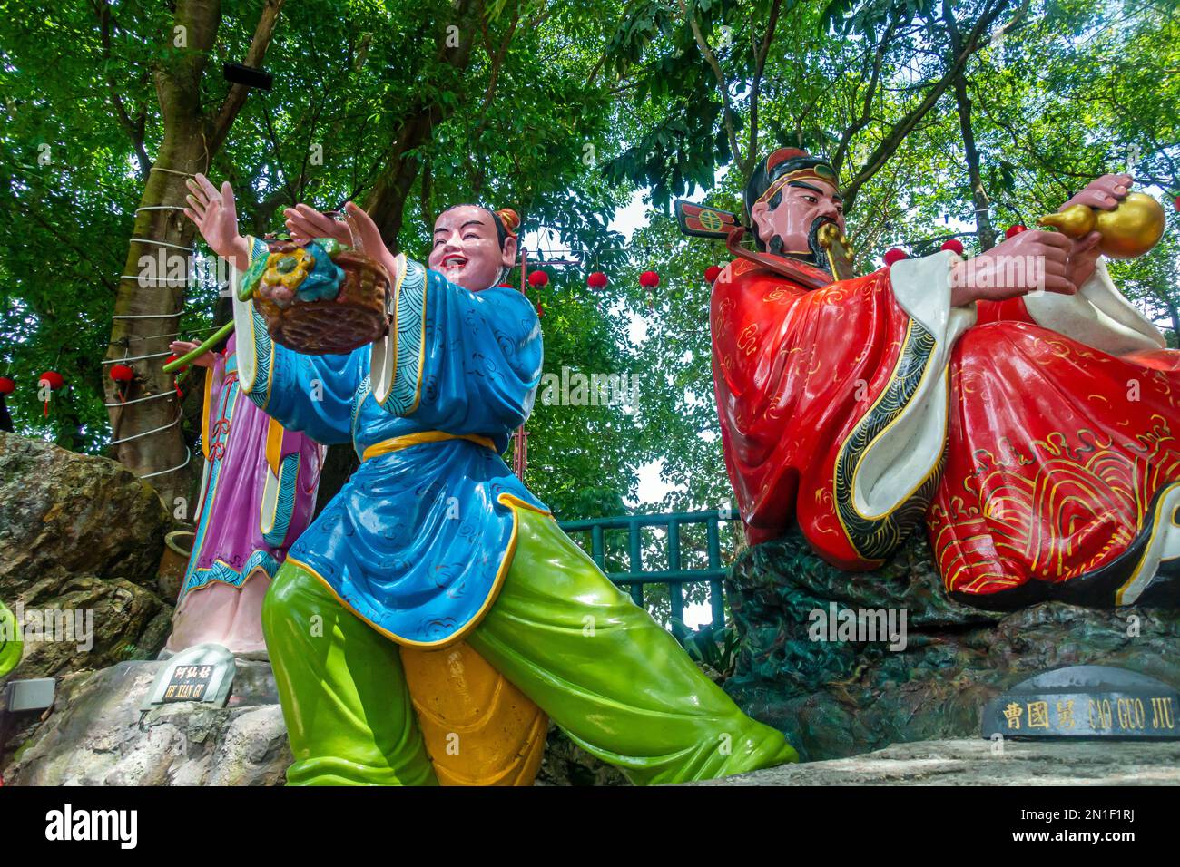 Seremban, Malaysia; Centipede-Tempel, buddhistischer Tempel, Statuen, die die acht Unsterblichen (Xian) darstellen, die auf Felsen inmitten der Bäume sitzen. Stockfoto