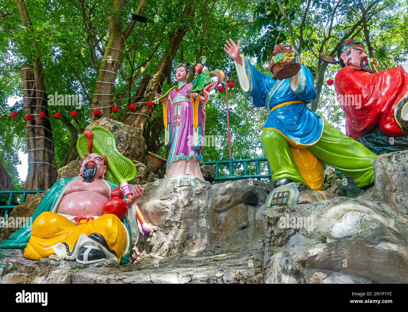 Seremban, Malaysia; Centipede-Tempel, buddhistischer Tempel, Statuen, die die acht Unsterblichen (Xian) darstellen, die auf Felsen inmitten der Bäume sitzen. Stockfoto
