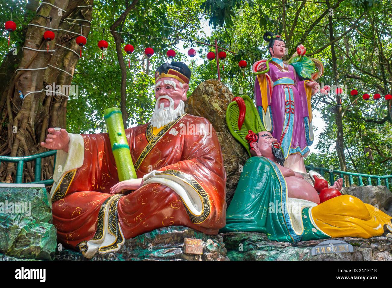 Seremban, Malaysia; Centipede-Tempel, buddhistischer Tempel, Statuen, die die acht Unsterblichen (Xian) darstellen, die auf Felsen inmitten der Bäume sitzen. Stockfoto